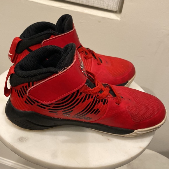 Nike Team Hustle D9 University Red AQ4225 600 Size 13C - Picture 2 of 9